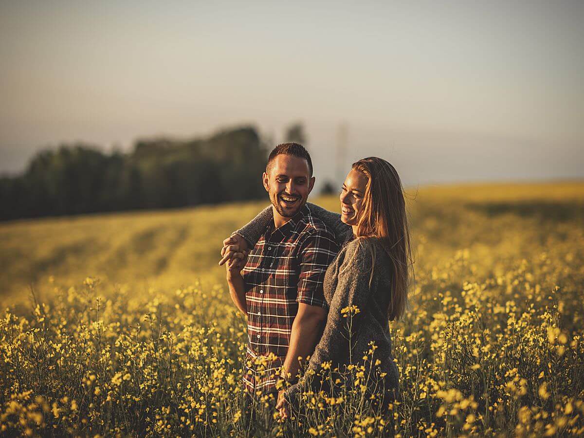 Marie-Montibert_Seance-Engagement_Printemps_Echallens_Foret-Champs-Colza-Fleurs_105_BLOG