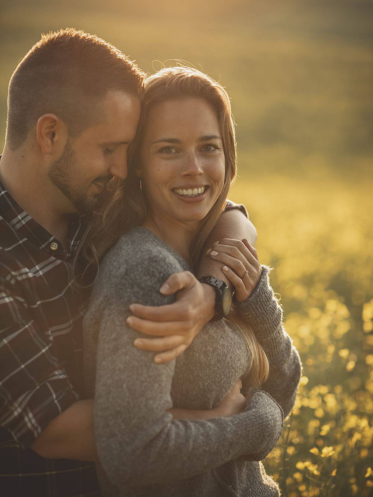 Marie-Montibert_Seance-Engagement_Printemps_Echallens_Foret-Champs-Colza-Fleurs_95_BLOG