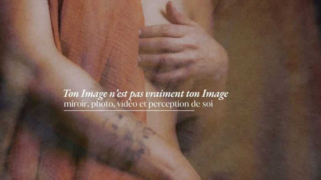 Femme en sous-vêtements devant un miroir, se touchant le bras, illustrant la perception du corps et l’image de soi, avec le texte “Ton image n’est pas vraiment ton image : miroir, photo, vidéo et perception de soi