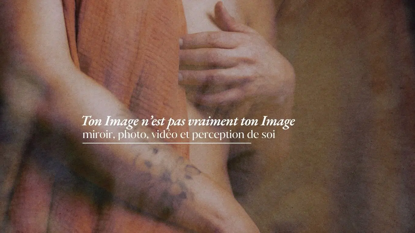 Femme en sous-vêtements devant un miroir, se touchant le bras, illustrant la perception du corps et l’image de soi, avec le texte “Ton image n’est pas vraiment ton image : miroir, photo, vidéo et perception de soi